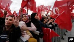 Para pendukung Presiden Turki, Recep Tayyip Erdogan, berkumpul di luar istana Presiden di Ankara untuk merayakan kemenangan dalam referendum, Senin (17/4). 