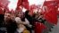 Para pendukung Presiden Turki, Recep Tayyip Erdogan, berkumpul di luar istana Presiden di Ankara untuk merayakan kemenangan dalam referendum, Senin (17/4). 