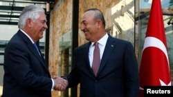 Menteri Luar Negeri Amerika, Rex Tillerson, kiri, pada saat bertemu dengan Menteri Luar Negeri Turki, Mevlut Cavusoglu di Istanbul, Turki, 9 Juli 2017. 