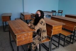 Sahar (17), siswa kelas 11 sekolah menengah Afghanistan, duduk di bekas kelasnya yang kosong, di Kabul, Afghanistan, 20 Oktober 2021. (REUTERS)