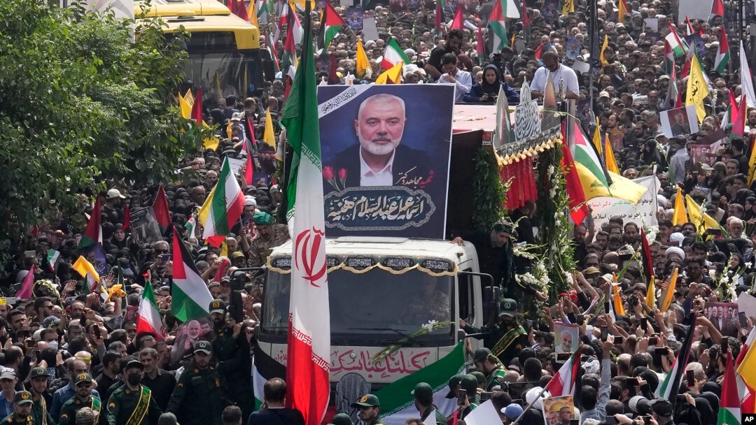 Người Iran tham dự tang lễ ông Ismail Haniyeh hôm 1/8, tại quảng trường Enqelab-e-Eslami, Tehran, Iran.