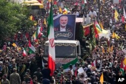 Warga Iran mengikuti truk, di tengah, yang membawa peti jenazah pemimpin Hamas Ismail Haniyeh di Enqelab-e-Eslami (Revolusi Islam) Sq. di Teheran, Iran, Kamis, 1 Agustus 2024. (Foto: AP)