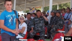 中國與俄羅斯繼續擴大各領域合作。去年夏季莫斯科郊外坦克比賽中中國軍官與俄羅斯觀眾。（美國之音白樺攝）