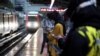 Para penumpang menggunakan masker menunggu kereta LRT (light rail transit) di sebuah stasiun di tengah pandemi COVID-19, di Kuala Lumpur, Malaysia, 1 Oktober 2020. (Foto: Lim Huey Teng/Reuters)