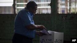 Un oficial de policía emite su voto durante las elecciones municipales, en Managua, el 6 de noviembre de 2022.
