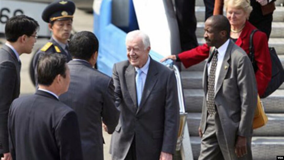 El ex presidente Jimmy Carter, y miembros de la delegación a su arribo a Pyongyang.