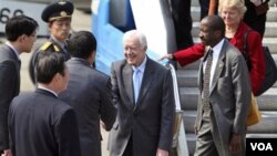 El ex presidente Jimmy Carter, y miembros de la delegación a su arribo a Pyongyang.