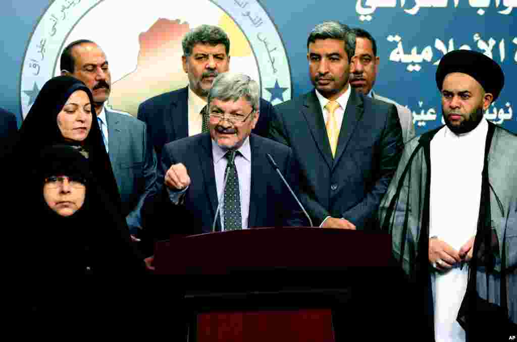 Anggota legislatif Irak Ibrahim Bahr al-Uloum (tengah) berbicara dalam konferensi pers di Baghdad (19/8), didampingi para koleganya. (AP/Karim Kadim)