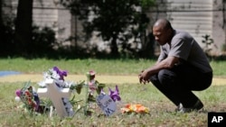 Terence Wright pays his respects at the scene where Walter Scott was killed by a North Charleston policeman, Saturday, after a traffic stop in North Charleston, South Carolina, April 9, 2015.