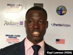 Bassong Natanoma lors de la Première édition du concours national des clubs d'anglais du Togo, le 7 avril à Lomé, Togo, le 7 avril 2017. (VOA/Kayi Lawson)