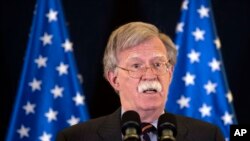 លោក John Bolton ទីប្រឹក្សា​សន្តិសុខ​ជាតិ​របស់​សហរដ្ឋអាមេរិក​ថ្លែង​នៅ​ក្នុង​សន្និសីទ​កាសែត​មួយ​នៅ​ក្នុង​ក្រុង Jerusalem កាលពី​ថ្ងៃទី២២ ខែសីហា ឆ្នាំ២០១៨។