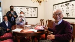 Ilmuwan asal Jepang Syukuro Manabe (kanan) berbicara kepada reporter di rumahnya di Princeton, New Jersey, setelah diumumkan menjadi salah satu peraih Nobel di bidang Fisika pada 5 Oktober 2021. (Foto: AP/Seth Wenig)