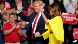 Tổng thống Trump và phu nhân vẫy chào người ủng hộ, Orlando, Florida, 18/6/2019