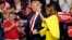 Tổng thống Trump và phu nhân vẫy chào người ủng hộ, Orlando, Florida, 18/6/2019