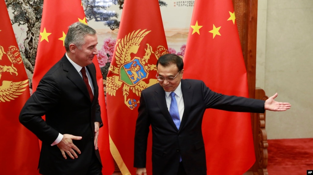 资料照：中国总理李克强在北京人大会堂会晤到访的黑山共和国总理米洛·久卡诺维奇。（2015年11月26日）(photo:VOA)