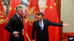 资料照：中国总理李克强在北京人大会堂会晤到访的黑山共和国总理米洛·久卡诺维奇。（2015年11月26日）