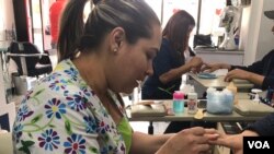 Nelitza González, una migrante venezolana que trabaja en un salón de belleza para ganarse la vida. Foto: Karen Sánchez, VOA.