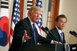 도널드 트럼프 미국 대통령과 문재인 한국 대통령이 7일 청와대에서 공동 기자회견에서 기자들의 질문에 답하고 있다.