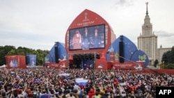 Des milliers de spectateurs sont réunis pour la cérémonie d'ouverture à Moscou, le 14 juin 2018.