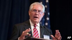 រូបឯកសារ៖ លោក​ Rex Tillerson នាយក​ប្រតិបត្តិ​ក្រុមហ៊ុន​ប្រេង​ ExxonMobil ដែល​ត្រូវ​បាន​តែង​តាំង​ជា​រដ្ឋ​មន្ត្រី​ក្រសួង​ការ​បរទេស​អាមេរិក។