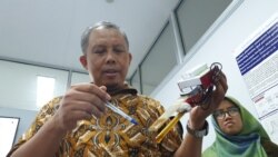 Dr Kuwat Triyono dan Elto yang dia kembangkan sejak 2016. (Foto: VOA/Nurhadi)