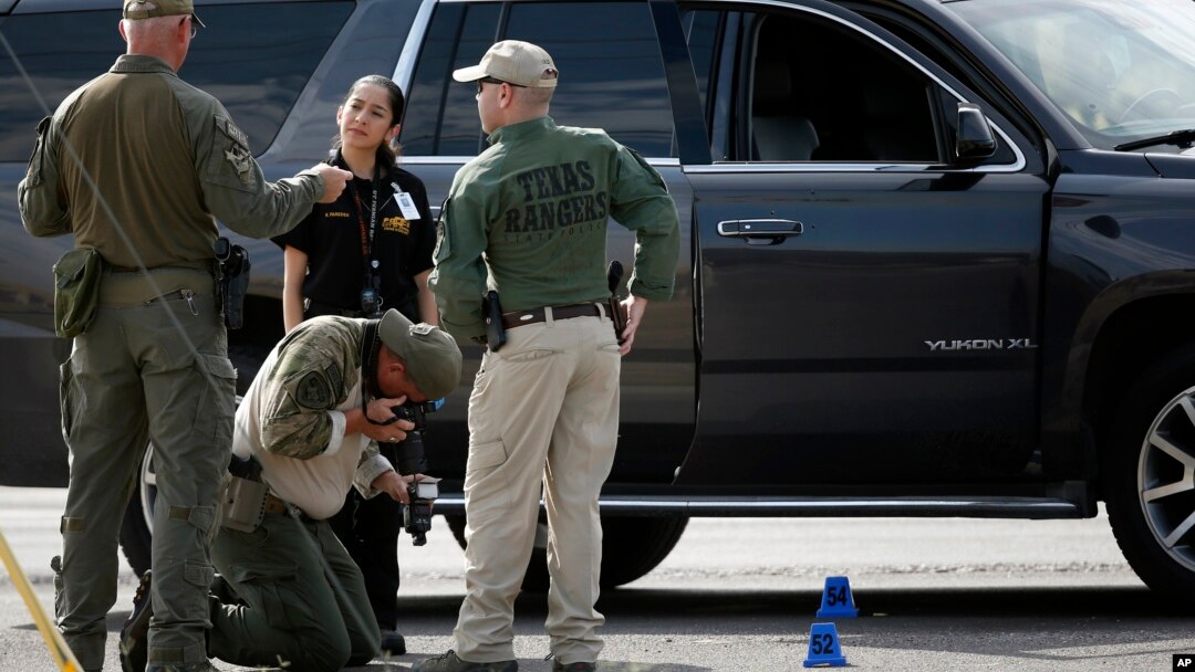 Petugas memeriksa di lokasi terjadinya penembakan di Odessa, Texas, Sabtu (31/8). 