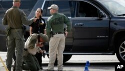 Petugas memeriksa di lokasi terjadinya penembakan di Odessa, Texas, Sabtu (31/8). 