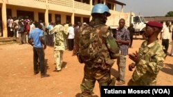 Quartier de PK5 à ‪Bangui‬, forte présence des soldats français et de la Minusca après des échanges de tirs avec un groupe d'hommes armés qui tentent de perturber le référendum. (VOA/Tatiana Mossot)