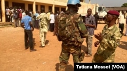 Quartier de PK5 à ‪‎Bangui‬, forte présence des soldats français et de la Minusca le 13 décembre 2015. (VOA Afrique/Tatiana Mossot)