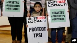 Para warga Salvador dan anggota keluarganya , melakukan unjuk rasa menuntut perpanjangan Temporary Protected Status (TPS) di Los Angeles, California, Senin (8/1). 