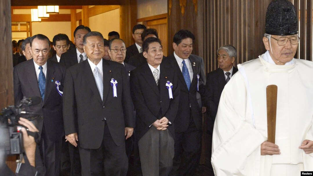 Các bộ trưởng nội các Nhật Bản đến thăm đền Yasukuni tại Tokyo, ngày 18/10/2012