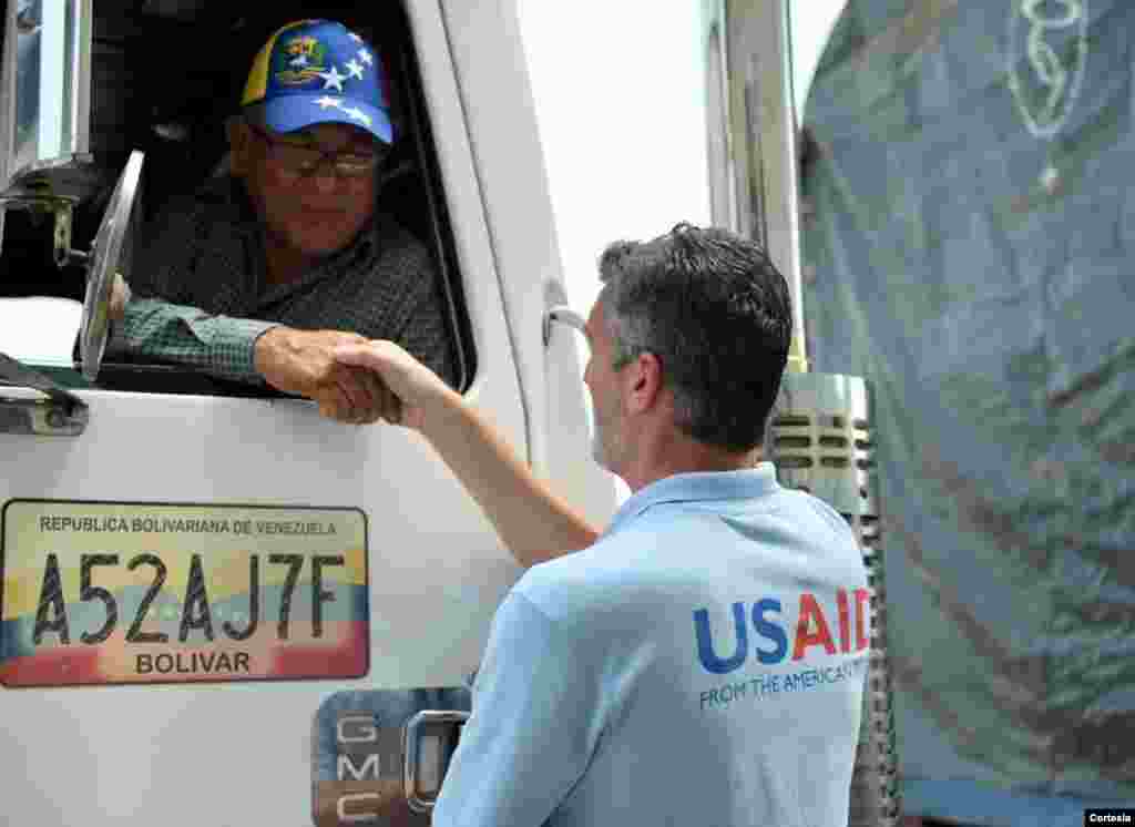 Llegaron a Venezuela camiones con ayuda humanitaria desde Brasil y Colombia. El presidente interino, Juan Gauidó, confirmó a través de su cuenta de Twitter la llegada del primer camión con ayuda el sábado. 
