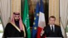 Presiden Prancis Emmanuel Macron (kanan) dan Putra Mahkota Arab Saudi Mohammed bin Salman menghadiri konferensi pers bersama di Istana Elysee, Paris. pada 10 April 2018. (Foto: Pool via AP/Yoan Valat)