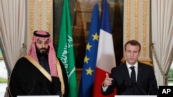 Presiden Prancis Emmanuel Macron (kanan) dan Putra Mahkota Arab Saudi Mohammed bin Salman menghadiri konferensi pers bersama di Istana Elysee, Paris. pada 10 April 2018. (Foto: Pool via AP/Yoan Valat)