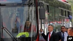 Maduro llegó este sábado, desde el aeropuerto a Caracas, conduciendo un bus del servicio que en el pasado fue chofer y líder sindical.