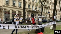 تصویری از اعتراض ها به نقض حقوق بشر در ایران در مجاورت محل مذاکرات هسته ای در وین در اتریش. ۹ آوریل ۲۰۲۱