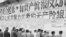在文革中的北京,人们看大字报(1967年11月1日)