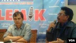 Pengamat Indonesia Budget Center, Roy Salam (kiri) dan anggota DPR RI dari Fraksi Partai Nasdem, Jhonny G Plate (kanan) tidak setuju atas usulan dana aspirasi yang diiajukan DPR RI. Hal tersebut disampaikan di Jakarta, Sabtu (20/6). (VOA/Iris Gera)