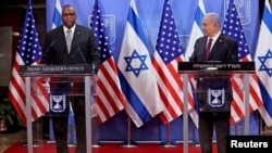 El secretario de Defensa de EE.UU., Lloyd Austin, y el primer ministro israelí, Benjamin Netanyahu, dan una declaración después de su reunión en Jerusalén el 12 de abril de 2021.