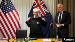 Wakil Menlu AS Wendy Sherman (kiri) bersama Menteri Selandia Baru urusan Ekonomi dan Pembangunan Stuart Nash di Wellington, Selandia Baru Selasa, 9 Agustus 2022. 