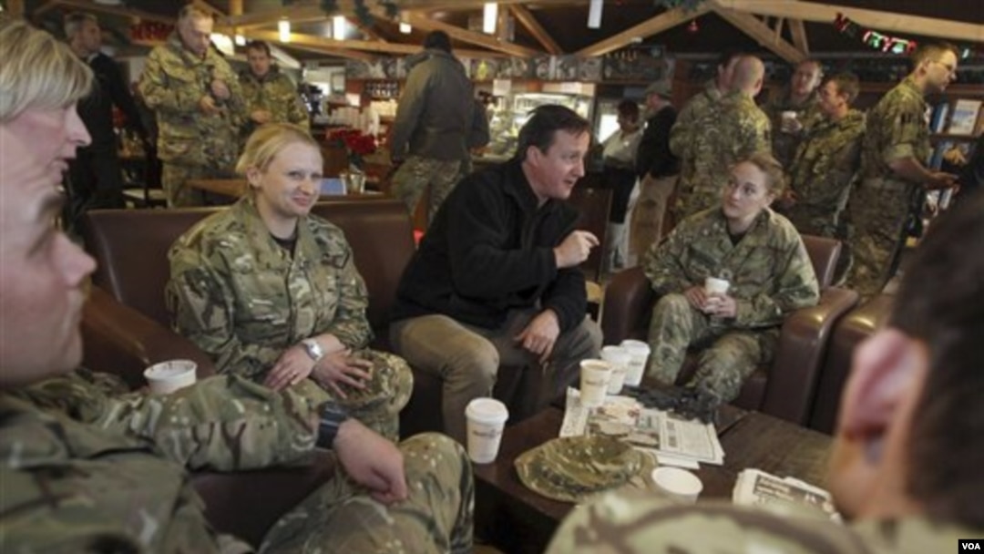 Perdana Menteri Inggris David Cameron saat mengunjungi tentara Inggris di Kandahar, Afghanistan (20/12).