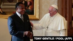 Le pape François (à droite) s'entretient avec le président du Congo, Denis Sassou-N'Guesso, lors d'une audience privée au Vatican le 9 décembre 2013. (Photo by TONY GENTILE / POOL / AFP)