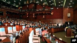 រូប​ឯកសារ៖ តំណាងរាស្ត្រ​គណបក្ស​សង្គ្រោះ​ជាតិ​ធ្វើ​ពហិការ​មិន​ចូល​រួម​កិច្ច​ប្រជុំ​រដ្ឋសភា​កាល​ពី​ថ្ងៃ​ទី​២៤ ខែ​កញ្ញា ឆ្នាំ ២០១៣។ (AP) 
