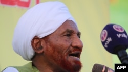 Le chef de l'opposition soudanaise et ancien Premier ministre Sadiq al-Mahdi, renversé par un coup d'État en 1989 qui a porté au pouvoir le président Omar al-Bashir, prononce un discours devant ses partisans lors d'un rassemblement à Omdurman le 26 janvie