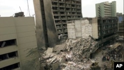 Посольство США в Найроби, Кения, после взрыва, устроенного террористами «Аль-Каиды». Практически одновременно была взорвана бомба в посольстве США в Дар-эс-Саламе, Танзания. В результате терактов погибли 24 человека, более 4500 человек получили ранения. 8 августа 1998 года.