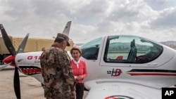 Menteri Pertahanan Jerman Ursula von der Leyen, kiri, dan Kepala Staf Gabungan Yordania Mahmoud Freihat, menginspeksi pesawat GROB G 120TP saat upacara penyerahan peralatan militer dari Jerman untuk Yordania di bandara Marka, Amman, Yordania, Minggu, 14 Januari 2018.