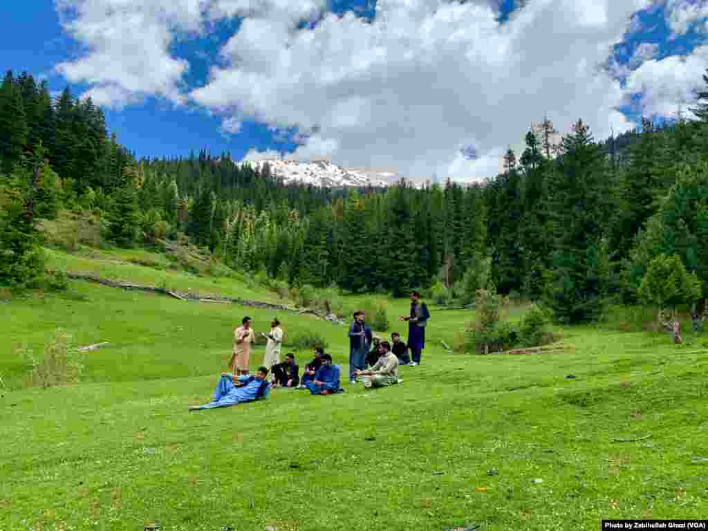 ګڼ شمېر ځوانان هر کال د نورستان لیدو ته ځي