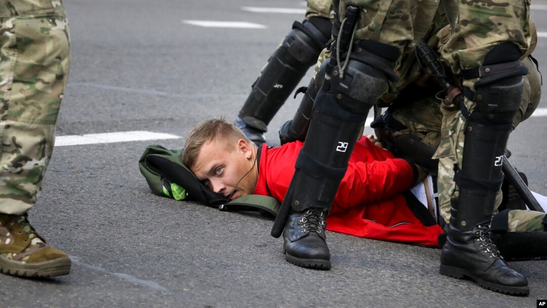 Polisi anti huru-hara Belarus menahan seorang demonstran oposisi dalam aksi protes di Minsk (foto: dok). 