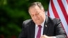 Menteri Luar Negeri AS Mike Pompeo menandatangani perjanjian tentang teknologi internet generasi kelima dengan Menteri Luar Negeri Slovenia Anze Logar di Bled, Slovenia, 13 Agustus 2020. (Foto: AP)