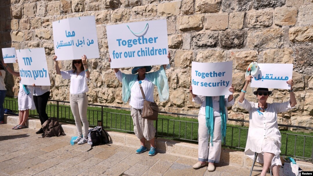 Sejumlah aktivis perempuan Israel, baik etnis Yahudi maupun Arab, melakukan aksi unjuk rasa menyerukan perdamaian di luar tembok Kota Tua Yerusalem hari Rabu (19/5) (Foto: Reuters).